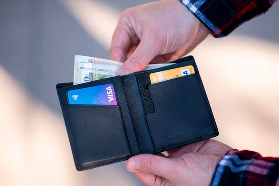 ¿Por qué nunca deberías sacar dinero de tu tarjeta de crédito? 2 Evita sacar dinero de tu tarjeta de crédito