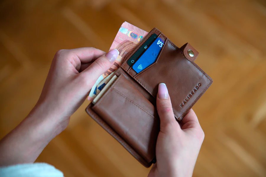 ¿Por qué nunca deberías sacar dinero de tu tarjeta de crédito? 1 Retirar dinero de una tarjeta de crédito