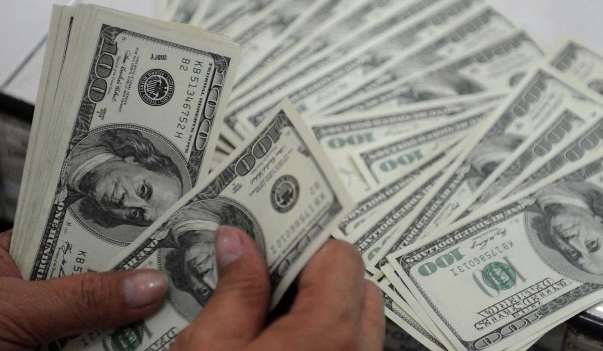 El precio del dólar baja al cierre