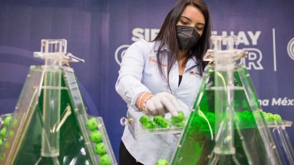 Reparten miles de billetes