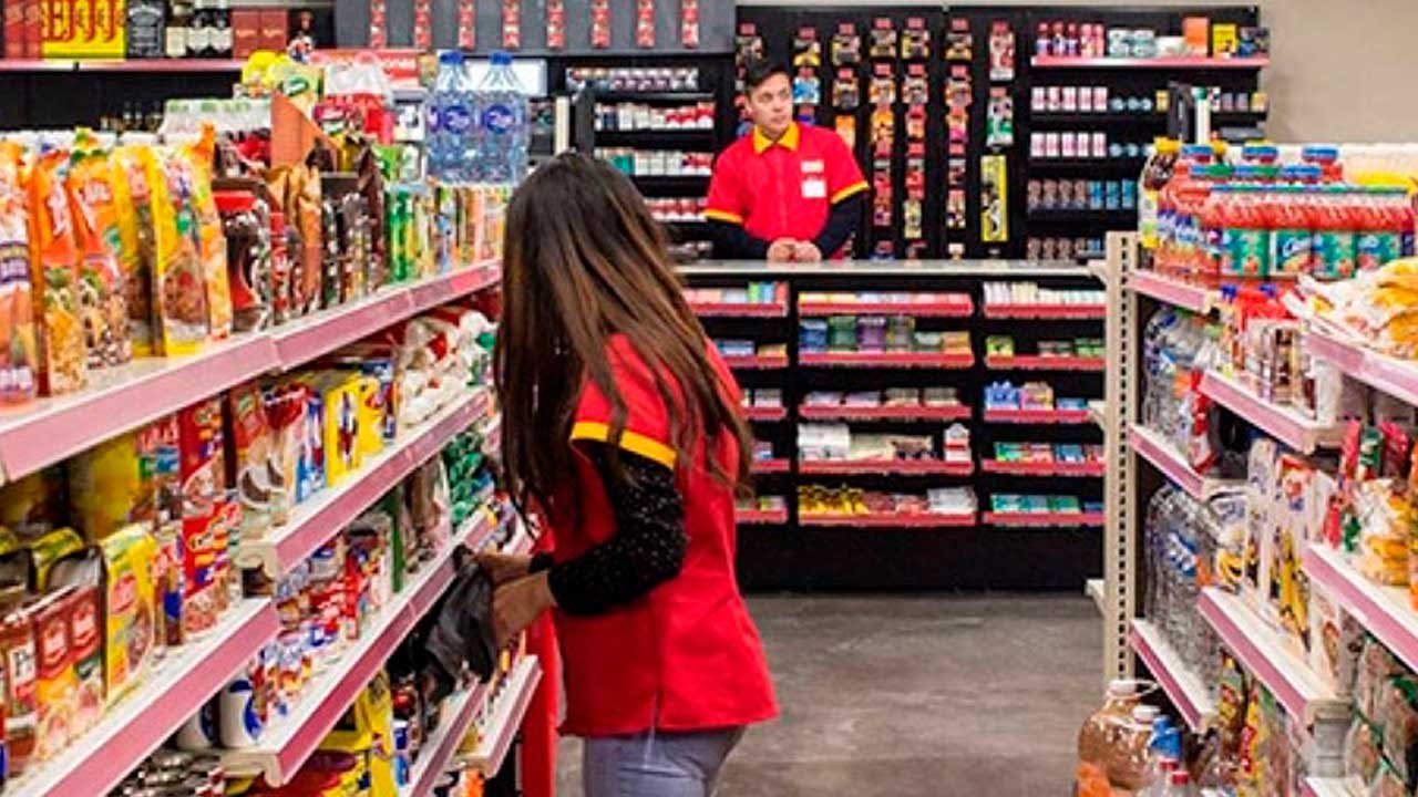 Los cajeros de OXXO ganan el mínimo