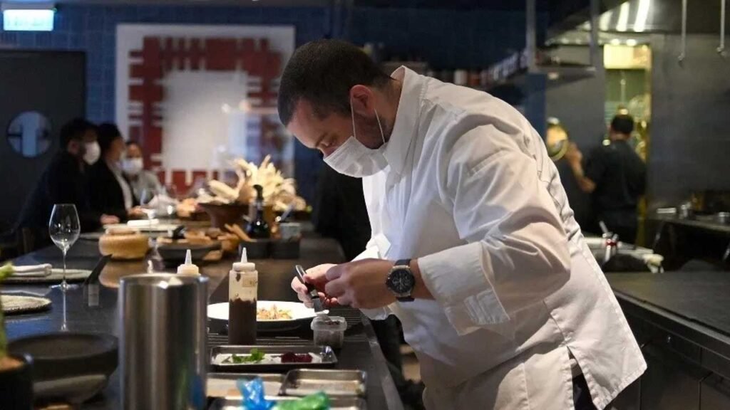 Hay trabajo de cocinero en Canadá: pagan 28 mil pesos al mes 1 El sueldo es de 28 mil pesos